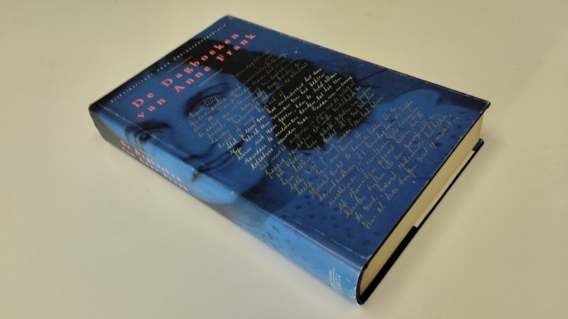 Tweedehands boek: De dagboeken van Anne Frank van auteur Anne Frank - Nederlandstalige hardcover met stofomslag; stofomslag lichte gebruikssporen, boekblok netjes en schoon. inclusief bijlage. In goede staat