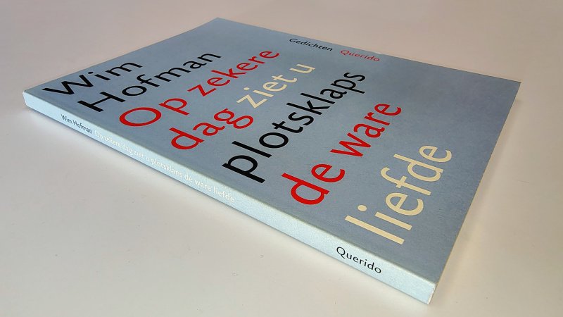 Tweedehands boek: Op zekere dag ziet u plotsklaps de ware liefde (gesigneerd) van auteur Wim Hofman - Paperback met rechte rug zonder leesvouwen. Lichte verkleuring rug en minimale gebruikerssporen randen kaft. Gesigneerd door de auteur Wim Hofman.