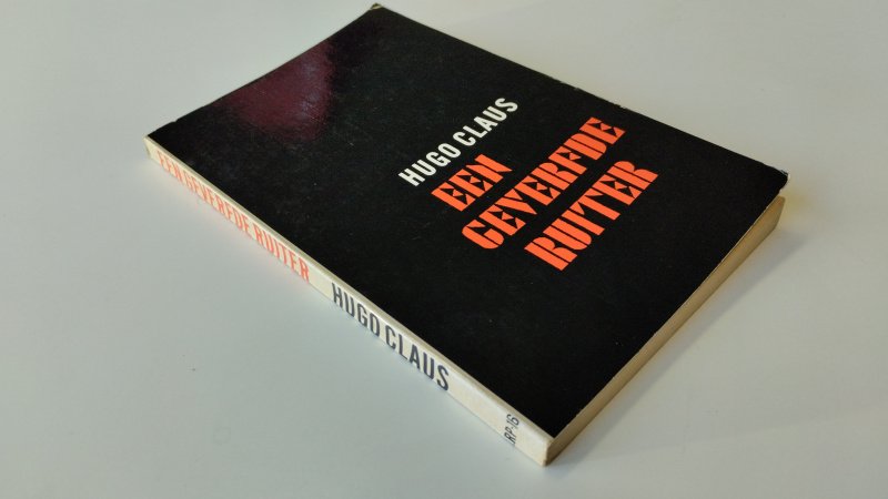 Tweedehands boek: Een geverfde ruiter van auteur Hugo Claus - Nederlandstalige paperback; lichte gebruikssporen aan kaft, pagina’s licht vergeeld, naam/tekening op schutblad aanwezig, verder net exemplaar.