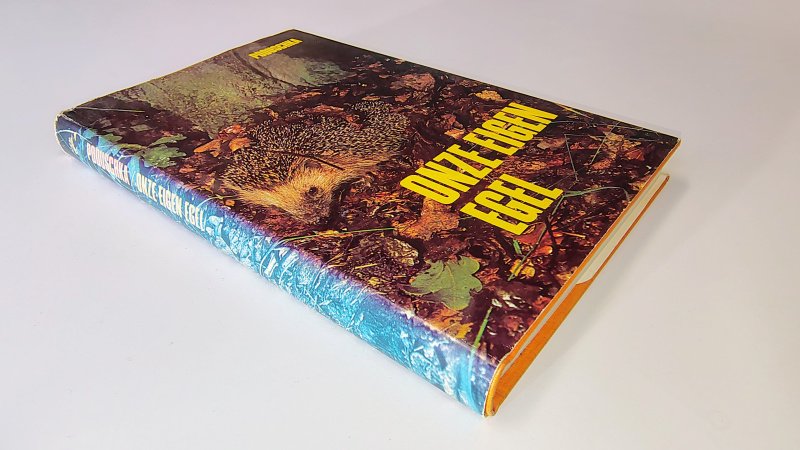 Tweedehands boek: Onze eigen egel van auteur Walter Poduschka, Christl Poduschka - Hardcover met stofomslag. Omslag duidelijke slijtage langs de randen, achterkant verkleurd. Schutbladen verkleurd, verder onbeschreven, netjes met hier en daar een enkel (roest)vlekje.