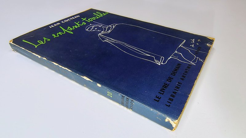 Tweedehands boek: Les Enfants Terribles van auteur Jean Cocteau - Franstalige paperback met stofomslag. Duidelijke slijtage omslag. Kaft verkleurd, binnenin onbeschreven en nog zeer netjes.