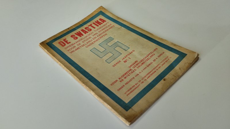 Tweedehands boek: De Swastika – Driemaandelijks tijdschrift van auteur Redactie o.l.v. H.J. van Ginkel en A. Kerdijk - Nederlandstalig tijdschrift/paperback; duidelijke ouderdomssporen en verkleuring, randen sleets, binnenwerk compleet en leesbaar. In redelijke tot goede staat.