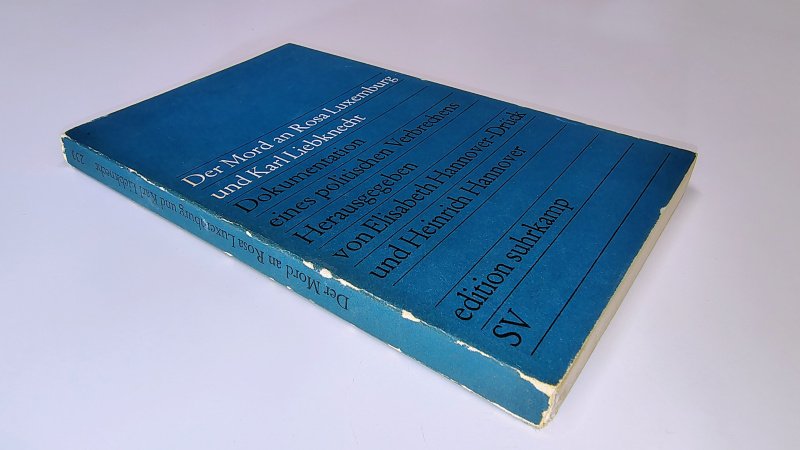 Tweedehands boek: Der Mord an Rosa Luxemburg und Karl Liebknecht van auteur Elisabeth Hannover-Drück und Heinrich Hannover - Taschenbuch mit Schutzumschlag, deutliche Gebrauchsspuren an den Umschlagkanten. Name vorne eingetragen. Kleine Flecken unten auf den ersten 30 Seiten.