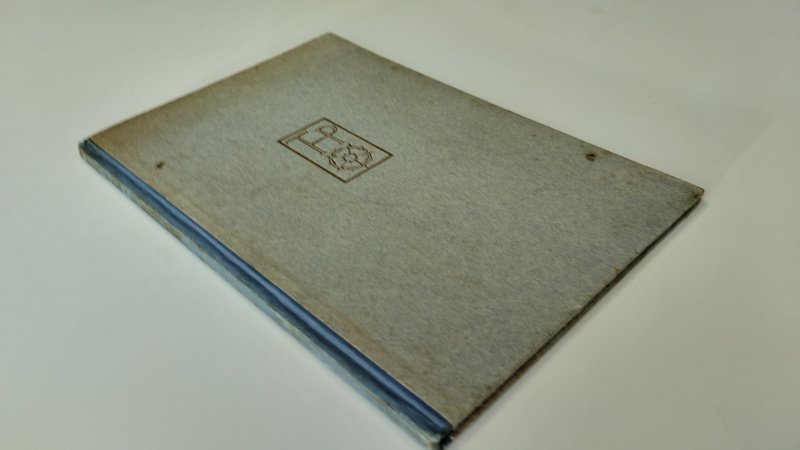 Tweedehands boek: De rattenvanger van auteur M. Mok - Nederlandstalige hardcover (linnen band); duidelijke ouderdomssporen en verkleuring aan kaft, voorin geschreven op schutblad, binnenwerk compleet en in redelijke tot goede staat.