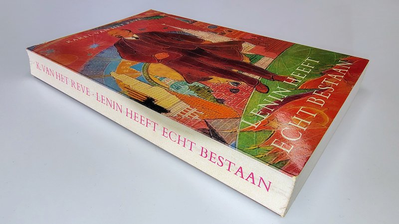 Tweedehands boek: Lenin heeft echt bestaan van auteur Karel van het Reve - Paperback met rechte rug en leesvouwen. Gebruikerssporen randen kaft. Binnenkant kaft verkleurd, naam voorin, verder onbeschreven en netjes.