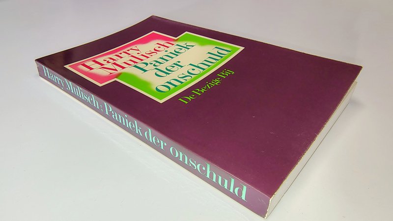 Tweedehands boek: Paniek der onschuld van auteur Harry Mulisch - Paperback met rechte rug zonder leesvouwen. Rug en achterkant kaft verkleurd. Lichte gebruikerssporen randen kaft. Binnenwerk onbeschreven en netjes.