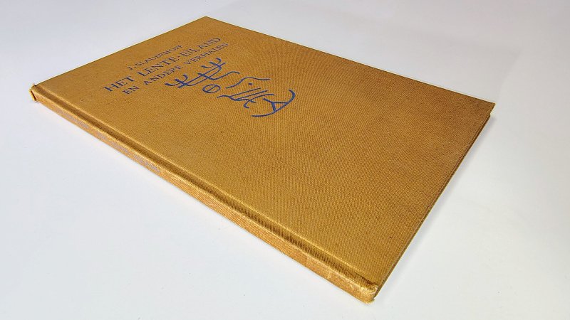 Tweedehands boek: Het Lente-eiland en andere verhalen van auteur J. Slauerhoff - Hardcover gebonden linnen kaft. 2e vermeerderde druk. Lichte slijtage onder en bovenkant rug. Aantekening voorin.