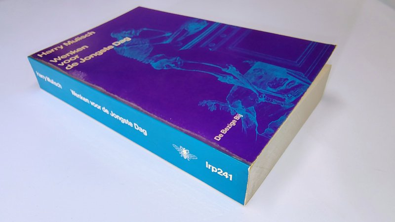 Tweedehands boek: Wenken voor de Jongste Dag van auteur Harry Mulisch - Paperback met rechte rug zonder leesvouwen. Lichte slijtage randen kaft. Binnenkant kaft achter en laatste blz klein vlekje, verder onbeschreven en netjes.