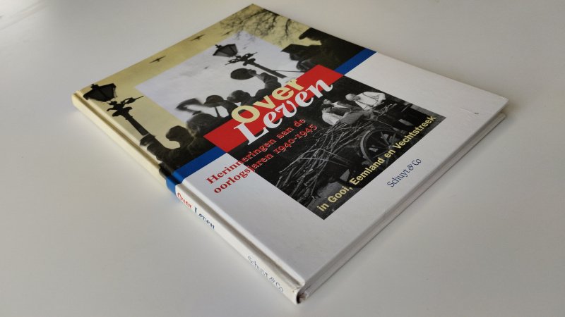 Tweedehands boek: Over leven van auteur Dagblad De Gooi- en Eemlander, Dagblad van Almere - Nederlandstalige hardcover; lichte verkleuring aan omslag, het wit van de pagina's is licht verkleurd, maar netjes en onbeschreven. In goede tot zeer goede staat