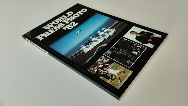 Tweedehands boek: World press photo '82 van auteur Patrica Seppala - Paperback, lichte gebruikssporen aan omslag, Het wit van de pagina's is licht verkleurd. binnenwerk netjes en onbeschreven. In goede staat.