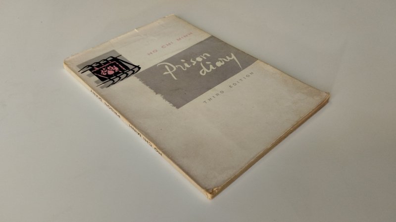 Tweedehands boek: Prison Diary van auteur Ho Chi Minh - Engelstalige paperback; duidelijke gebruikssporen en verkleuring aan omslag, lichte slijtage aan hoeken, binnenwerk compleet. Naam voorin, Ex-Libris stempel aanwezig. In goede staat