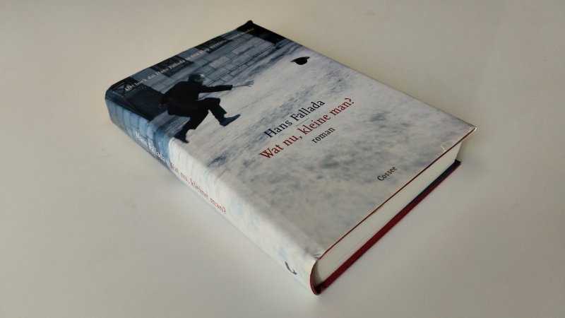 Tweedehands boek: Wat nu, kleine man? van auteur Hans Fallada - Nederlandstalige hardcover met stofomslag; lichte slijtage aan stofomslag, boekblok netjes en onbeschreven, naam voorin, in goede tot zeer goede staat.