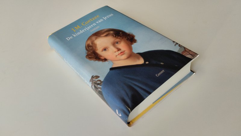 Tweedehands boek: De kinderjaren van Jezus van auteur J. M. Coetzee - Nederlandstalige hardcover met stofomslag; lichte gebruikssporen aan stofomslag, boekblok schoon en onbeschreven, in goede staat.