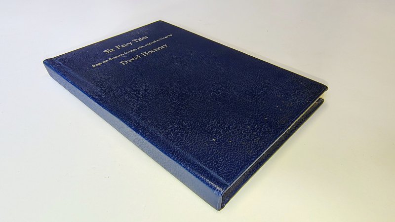 Tweedehands boek: Six Fairy Tales from the Brothers Grimm van auteur David Hockney - Engelstalige hardcover  (11 x 7,5 cm) aan de buitenkant als nieuw. Schutbladen lichte beginnende roestvlekjes, verder onbeschreven en netjes.