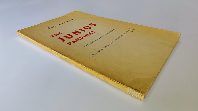 Tweedehands boek: The Junius Pamphlet van auteur Rosa Luxemburg - Paperback with wear to the top edge and upper spine. Cover discolored. Small pen marks on pages 13, 14, and 15. Front cover starting to come loose at the top.