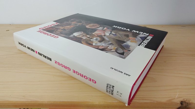 Tweedehands boek: Berlin-New York van auteur George Grosz, Peter-Klaus Schuster, Helen Adkins - Hardcover mit Schutzumschlag. Umschlag an den weißen Rändern leicht verfärbt und mit leichten Gebrauchsspuren. Weiße Seiten minimal verfärbt, ansonsten sauber und unbeschrieben.