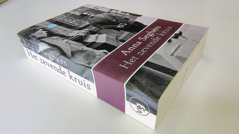 Tweedehands boek: Het zevende kruis van auteur Anna Seghers - Paperback met rechte rug zonder leesvouwen. Viltstift streep onderkant snede. Minimale gebruikerssporen puntjes kaft. Binnenin onbeschreven en netjes.