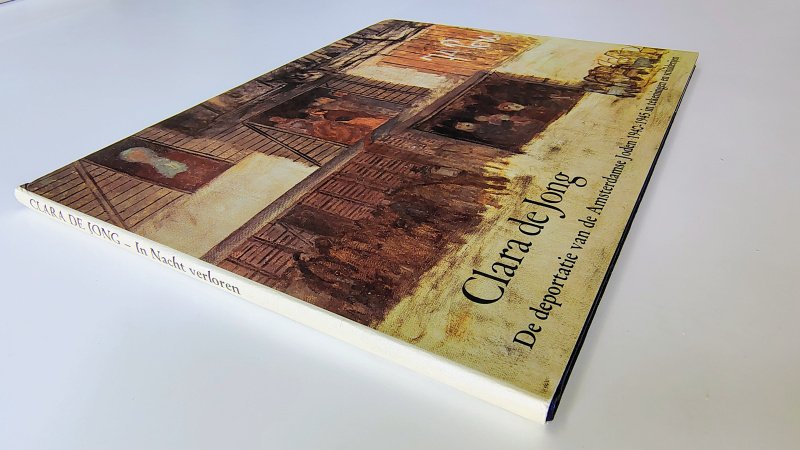 Tweedehands boek: In Nacht verloren van auteur Clara de Jong - Hardcover met stofomslag. Minimale gebruikerssporen randen omslag. Witte bladzijdes minimale verkleuring. Onbeschreven en netjes.