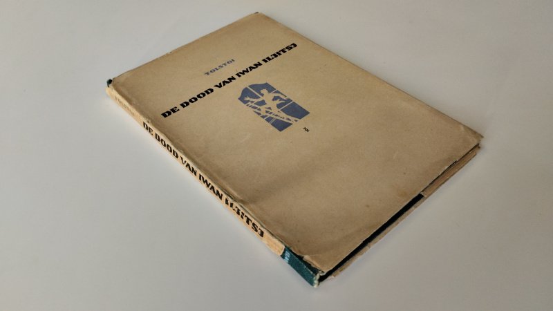 Tweedehands boek: De dood van Ivan Iljitsj van auteur Leo Tolstoj - Beschrijving: Nederlandstalige paperback ingenaaid, met stofomslag. Stofomslag verkleurd en met slijtage, rug beschadigd. Pagina’s licht verkleurd maar compleet en leesbaar. sommige pagina's vochtschade ( licht golvend, geen vlekken)