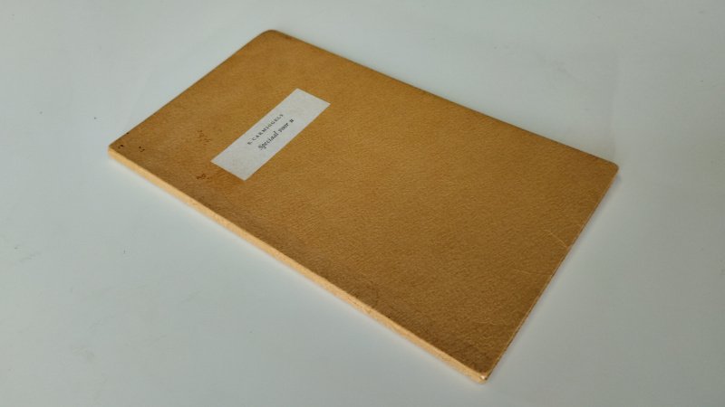 Tweedehands boek: Special voor u van auteur Simon Carmiggelt - Nederlandstalige paperback, geen stofomslag. Eenvoudige uitgave met opplaklabel op omslag. Kaft licht verkleurd, pagina’s netjes en goed leesbaar