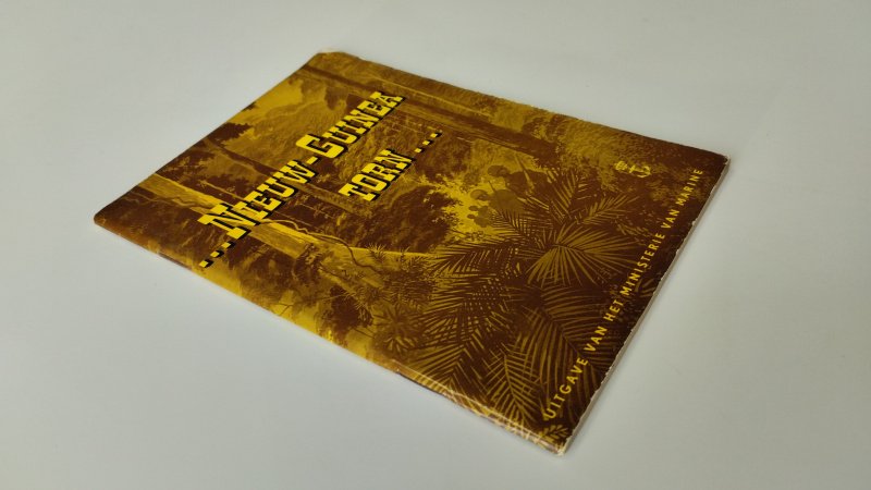 Tweedehands boek: Nieuw-Guinea torn… van auteur Ministerie van Marine - Softcover, Nederlandstalig boek, kaft licht verkleurd met gebruikssporen, pagina’s netjes en onbeschreven