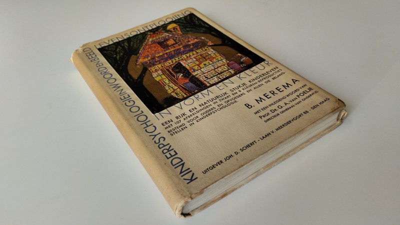 Tweedehands boek: Kinderspsychologie voor de levensontplooiing in vorm en kleur van auteur B. Merema - Hardcover met stofomslag, Nederlandstalig boek, stofomslag verkleurd en met duidelijke gebruikssporen, boekblok in goede staat, pagina’s licht verkleurd, netjes en onbeschreven