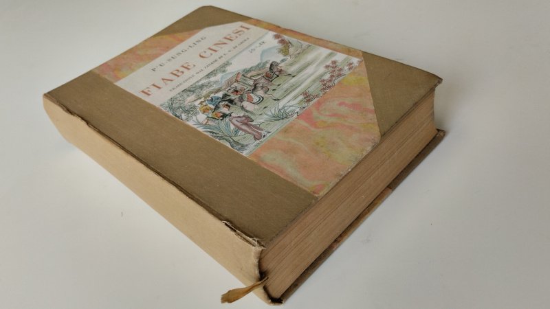 Tweedehands boek: Fiabe Cinesi van auteur Pius Sung-Ling - Italiaanstalige hardcover, zonder stofomslag, band licht verkleurd met gebruikssporen, pagina’s verkleurd zonder ouderdomsvlekjes, bij de titelpagina begint het boekwerk de kaft los te laten, netjes en onbeschreven