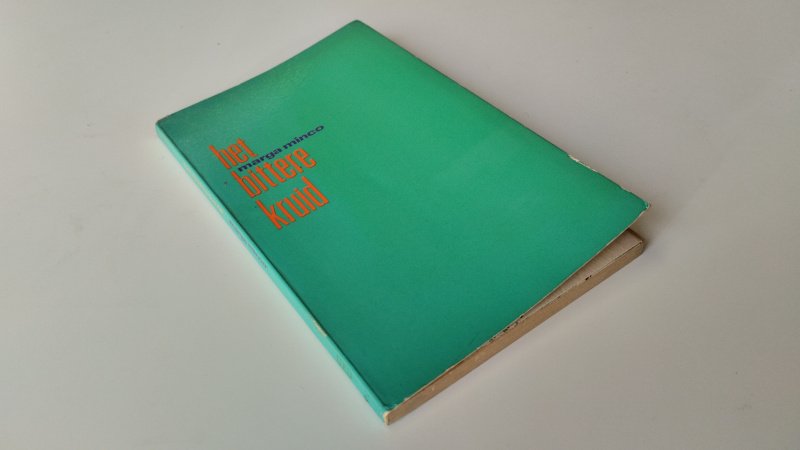 Tweedehands boek: Het bittere kruid van auteur Marga Minco - Nederlandstalige hardcover, zonder stofomslag, band licht verkleurd en met lichte gebruikssporen aan randen/hoeken, pagina’s licht verkleurd, netjes en onbeschreven. met poster.