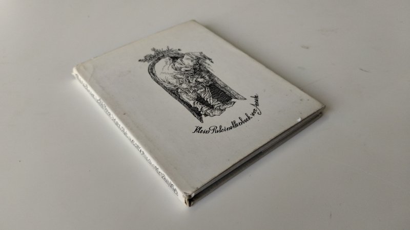 Tweedehands boek: Klein Pulcinelleboekje voor Anneke van auteur Peter Vos - Nederlandstalige hardcover, met stofomslag, band licht verkleurd met kleine gebruikssporen en lichte vlekjes, pagina’s licht verkleurd, binding goed, netjes en onbeschreven, met illustraties van Peter Vos