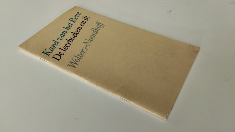 Tweedehands boek: Karel van het Reve – De leerboeken en ik van auteur Karel van het Reve - Nederlandstalige paperback, zonder stofomslag, kaft licht verkleurd met lichte gebruikssporen, pagina’s licht verkleurd, netjes en onbeschreven, uitgave ter gelegenheid van 150-jarig bestaan van Wolters Noordhoff