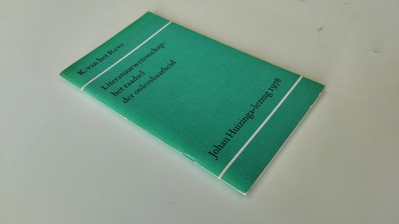 Tweedehands boek: Literatuurwetenschap: het raadsel der onleesbaarheid van auteur Karel van het Reve - Nederlandstalige paperback, zonder stofomslag, lichte gebruikssporen aan kaft, pagina’s licht verkleurd, netjes en onbeschreven