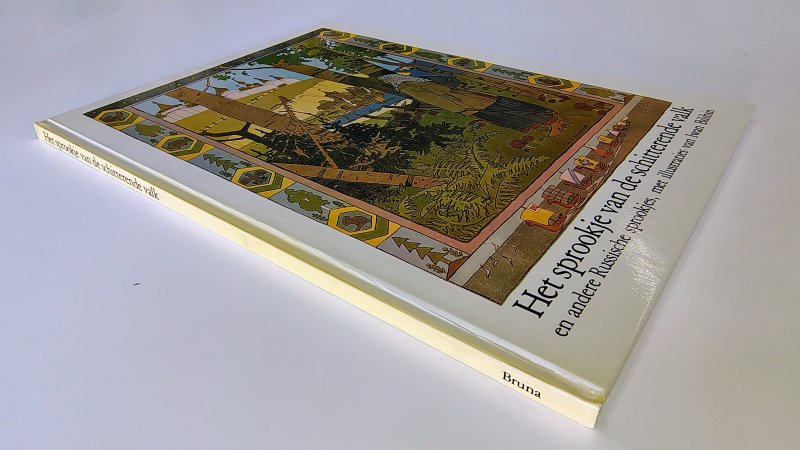 Tweedehands boek: Het sprookje van de schitterende valk en andere Russische sprookjes van auteur Elisabeth Borchers en illustraties van Iwan Bilibin - Hardcover met licht verkleurde rug. Binnenwerk onbeschreven, schoon en netjes.