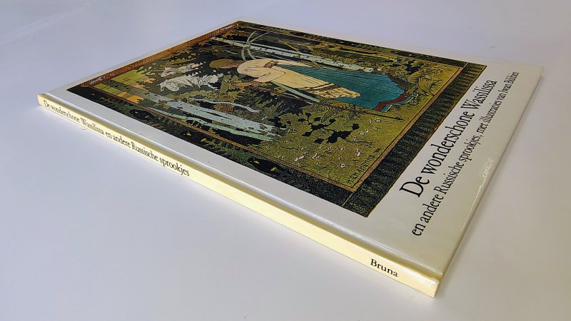 Tweedehands boek: De wonderschone Wassilissa en andere Russische sprookjes van auteur Ivan Jakovlevič Bilibin, Elisabeth Borchers, Marre Dubbink - Hardcover met verkleurde rug, binnenwerk onbeschreven, netjes en schoon.