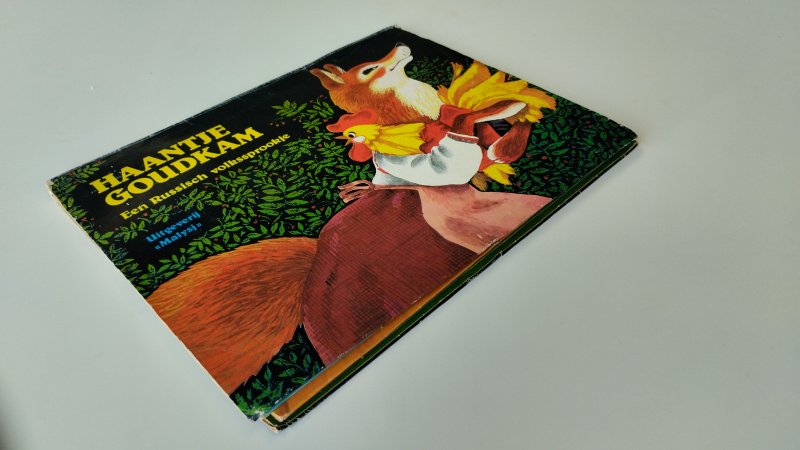 Tweedehands boek: Haantje Goudkam van auteur Lev Tolstoj - Nederlandstalige hardcover, geen stofomslag, kaft met lichte gebruikssporen en randslijtage, pagina’s netjes en onbeschreven, in goede staat

Uitgever: Malysj (Moskou)