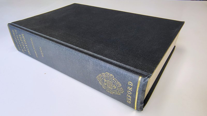 Tweedehands boek: The Oxford Dictionary of English Proverbs van auteur Frank Percy Wilson - Hardcover without dust jacket. Cloth binding with gilt lettering in very good condition. Name written on the front endpaper, otherwise clean and well-kept.
