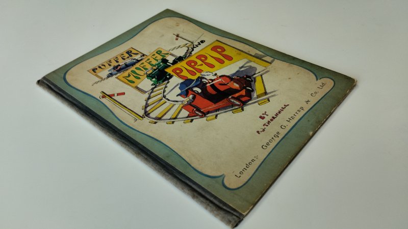 Tweedehands boek: Puffer Muffer Pippip van auteur P.J. Thornhill - Engelstalige hardcover zonder stofomslag, kaft duidelijk verkleurd en gesleten langs randen, pagina’s verkleurd door ouderdom maar compleet en leesbaar, in redelijke staat