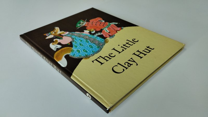 Tweedehands boek: The little clay hut van auteur Evegeny Rachev - Engelstalige hardcover, lichte slijtage aan randen en hoeken, pagina’s netjes en onbeschreven, vlekje op schutblad, in goede staat