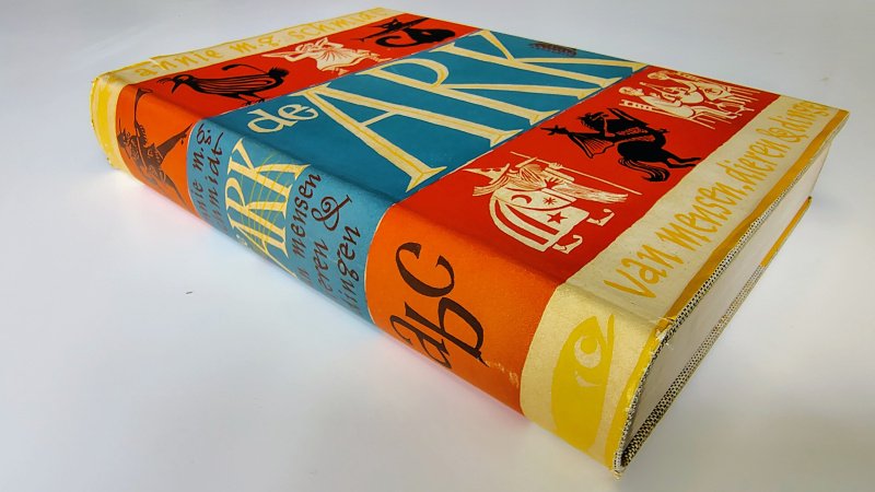 Tweedehands boek: De Ark van mensen, dieren en dingen van auteur Annie M.G. Schmidt - Hardcover met stofomslag. Omslag verkleurd en lichte slijtage langs de randen. Linnen kaft goed. Schutbladen verkleuring, binnenwerk verder netjes en onbeschreven.