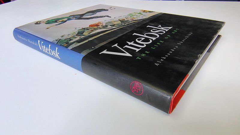 Tweedehands boek: Vitebsk The life of Art van auteur Aleksandra Semenovna Shatskikh - Hardcover with dust jacket. Very slight discoloration on the white pages; otherwise clean, unmarked, and in excellent condition.