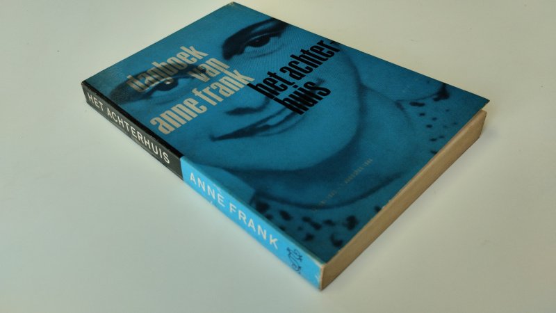 Tweedehands boek: Het Achterhuis van auteur Anne Frank - Nederlandstalige paperback,naam voorin, typex op schutblad, duidelijke verkleuring en gebruikssporen aan kaft en randen, pagina’s compleet en leesbaar.