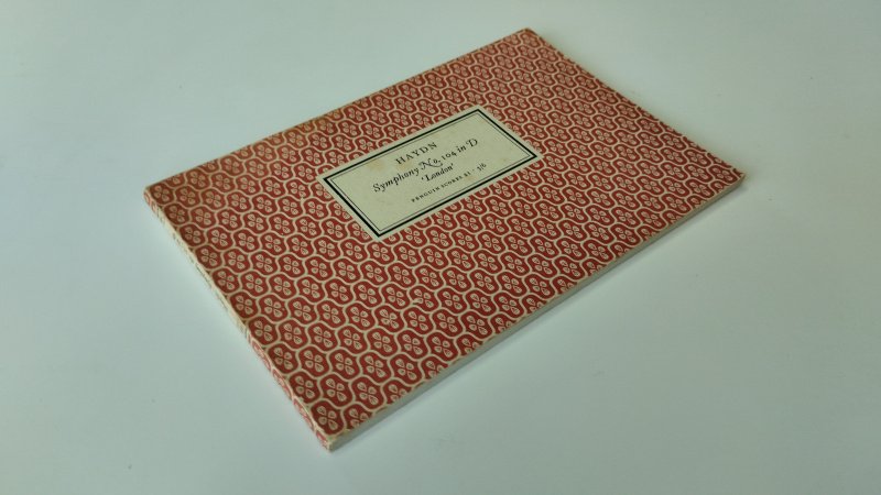 Tweedehands boek: Symphony No. 104 in D (London) van auteur Joseph Haydn - Engelstalige muziekuitgave (partituur), softcover, lichte gebruikssporen en verkleuring aan kaft,ouderdomsvlekjes op schutblad, voor de rest netjes en onbeschreven/compleet