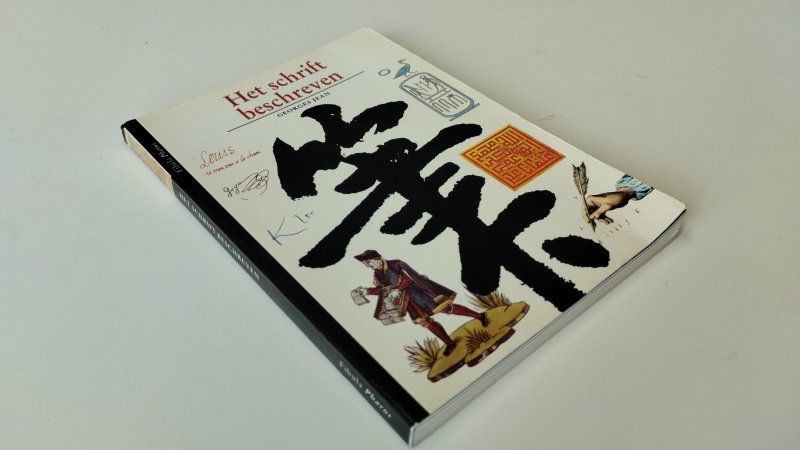 Tweedehands boek: Het schrift beschreven van auteur Georges Jean - Beschrijving: Nederlandstalige paperback, rijk geïllustreerd, lichte gebruikssporen aan kaft en, binnenwerk netjes en onbeschreven. Zowel kaft als pagina's licht verkleurd, in goede staat.