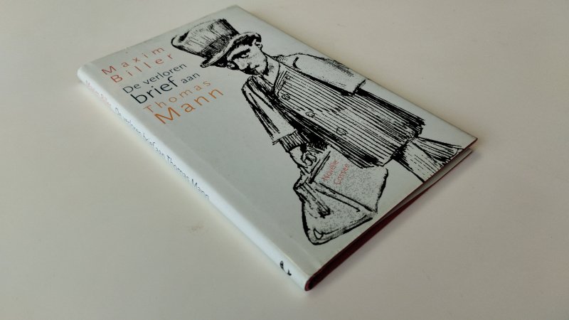 Tweedehands boek: De verloren brief aan Thomas Mann van auteur Maxim Biller - Nederlandstalige hardcover met stofomslag, lichte gebruikssporen aan omslag, boekblok netjes en onbeschreven. In zeer goede staat.
