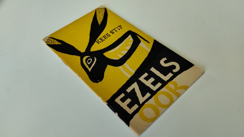 Tweedehands boek: Ezelsoor van auteur Kees stip - Softcover, vergeeld, netjes en onbeschreven, in goede staat..
