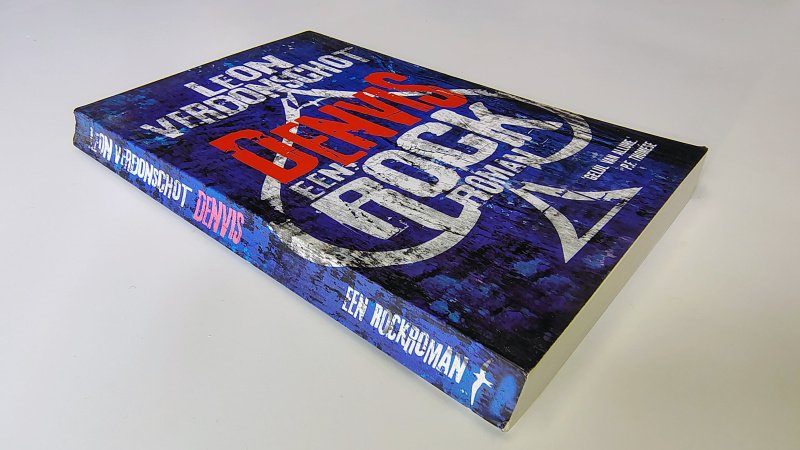Tweedehands boek: Denvis een Rock Roman van auteur Leon Verdonschot - Paperback met scheefgelezen ruggetje en lichte gebruikerssporen puntjes kaft. Binnenwerk onbeschreven en netjes.