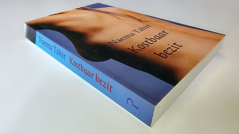 Tweedehands boek: Kostbaar bezit van auteur Naema Tahir - Paperback met flappen, als nieuw!