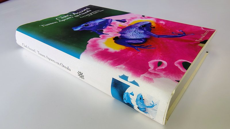 Tweedehands boek: Tussen Apoera en Oreala een liefdesgeschiedenis in de regenwouden van auteur Clark Accord - Hardcover met stofomslag. Zit wat ruim in zijn jasje. Omslag rug iets verkleurd. Binnenwerk keurig netjes en onbeschreven.