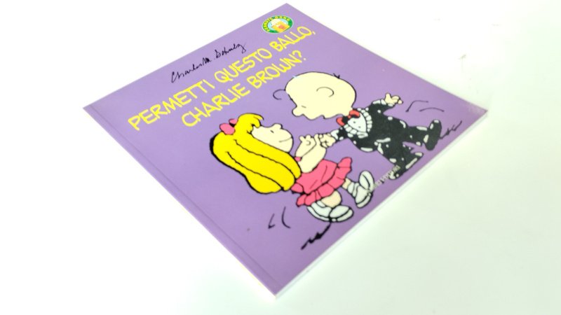 Tweedehands boek: Permetti questo ballo, Charlie Browm? van auteur Charles M. Schulz - Italiaanstalige paperback, netjes en onbeschreven, in goede staat. Lichte gebruikssporen aan de kaft, binnenwerk schoon. In zeer goede staat.