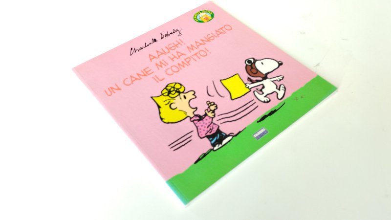 Tweedehands boek: Aaugh! Un cane mi ha mangiato il compito! van auteur Charles Monroe Schulz - Beschrijving: Italiaanstalige paperback, netjes en onbeschreven, in goede staat. Lichte gebruikssporen aan de kaft, binnenwerk schoon.. In zeer goede staat.