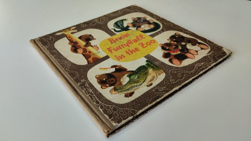 Tweedehands boek: Bruin the Furryball in the Zoo van auteur Jiri Trnka & Josef Menzel - Engelstalige hardcover, duidelijke gebruikssporen aan kaft (slijtage en verkleuring), binnenwerk compleet met ouderdomsvlekjes (foxing). Stevig boekblok. In redelijke staat.